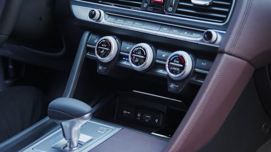 Детали интерьера Genesis G70 3.3T 2017 года  (KR) (фото 17 из 86)